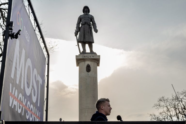 18 March 2026, Tiszaföldvár, Hungary. Péter Magiaer, leader of the opposition TISZA party, at an election rally. In the background is a banner bearing the slogan “Most. vagy soha!”, meaning “Now or never!”, and a monument dedicated to the First World War – Őrszem (“The Sentinel”).