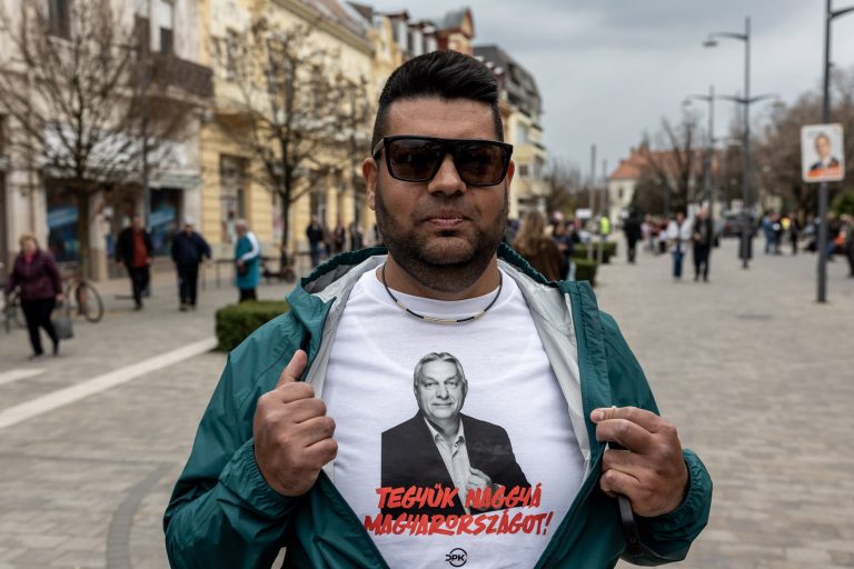 22 March 2026, Hódmezővásárhely, Hungary. Parliamentary elections. FIDESZ election rally. Roma man who appears at many rallies supporting Orbán’s party; his T-shirt bears the slogan: “Let’s make Hungary great again!”.