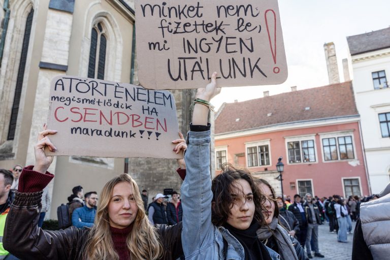 8 April 2026, Hungary, Sopron. A Fidesz election rally at which Prime Minister Viktor Orbán spoke. Supporters of the rival TISZA party turned up at most of the events organised by Fidesz, displaying slogans directed against Viktor Orbán. Protesters stand with banners reading: “They didn’t pay us — we hate for free!” and “History will repeat itself if we remain silent!!!”