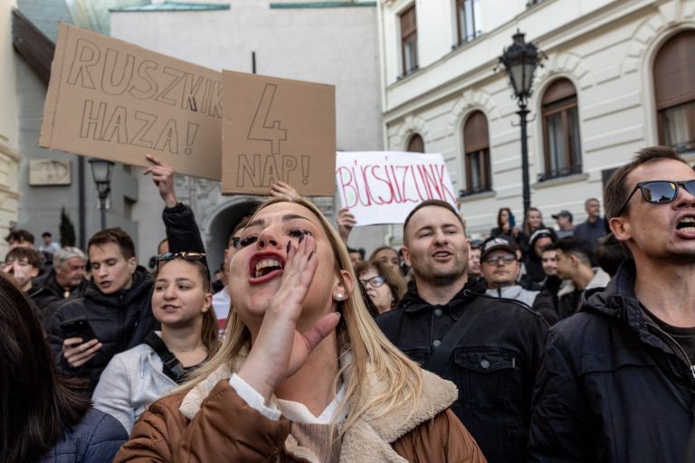 8 April 2026, Hungary, Sopron. A Fidesz election rally at which Prime Minister Viktor Orbán spoke. Supporters of the rival TISZA party attend most events organised by Fidesz, chanting slogans against Viktor Orbán. In the background, demonstrators hold banners reading: ‘Russians go home!’, ‘4 days!’, ‘We say goodbye’.