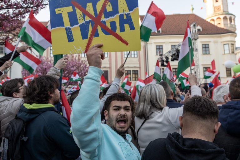 8 April 2026, Hungary, Sopron. A Fidesz election rally at which Prime Minister Viktor Orbán spoke. In the foreground, a sign with the word ‘TISZA’ crossed out in the colours of the Ukrainian flag.