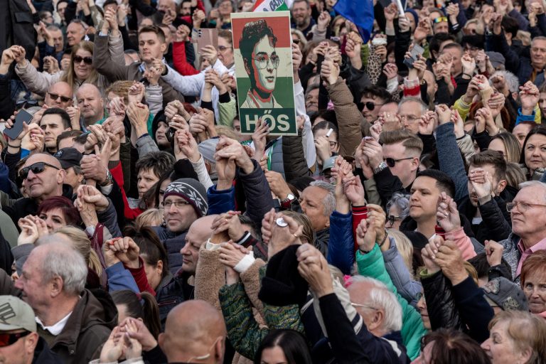 10 April 2026, Eger, Hungary. An election rally held by the opposition party TISZA and its leader, Péter Magyar. Participants at the rally of the opposition party TISZA hold a poster bearing the word “HŐS” (“Hero”) and a portrait of Dániel Hrabóczki, known as “Gundalf”, who spoke publicly about attempts to recruit TISZA volunteers and pressure exerted on them by the security services.