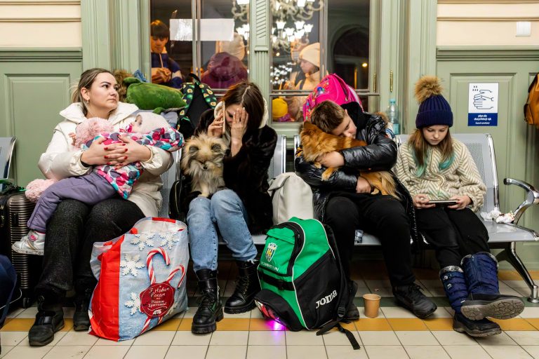 25 February 2022, Poland, Przemyśl, railway station. Refugees from Ukraine arriving by train.