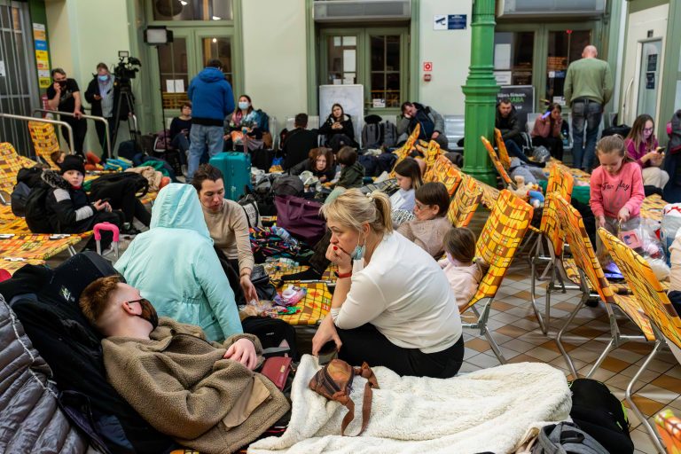 25 February 2022, Poland, Przemyśl, railway station. Refugees from Ukraine arriving by train.