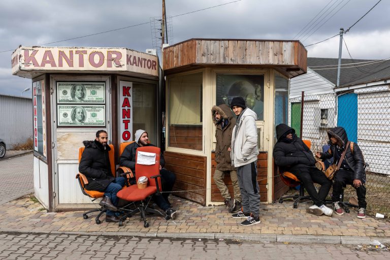 28 February 2022, Medyka: there are more and more citizens from African and Middle Eastern countries on the square in front of the border crossing. They are not receiving information on what to do next or where to go. Most of the support services are focused on helping Ukrainian citizens in Ukrainian.