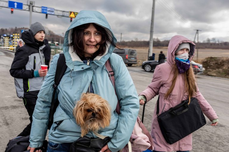 28 February 2022, Medyka: there are more and more citizens from African and Middle Eastern countries on the square in front of the border crossing. They are not receiving information on what to do next or where to go. Most of the support services are focused on helping Ukrainian citizens in Ukrainian.
