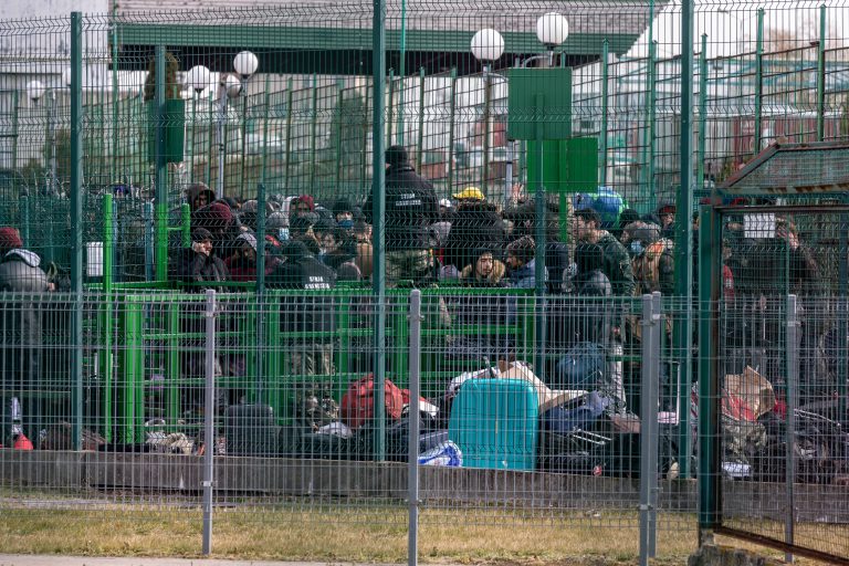 1 March 2022, Medyka, border crossing. The pedestrian border crossing is now mainly used by nationals from African and Middle Eastern countries. Ukrainian citizens are being picked up directly at the border crossing by coaches taking them to Przemyśl, a neighbouring town 10 km from the border. A first-aid post has already been closed on site, and the police are attempting to bring the situation under control.