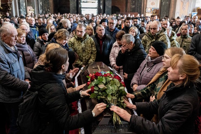 15 March 20022, Lviv. In the baroque garrison church of Saints Peter and Paul in Lviv, hundreds gathered to pay tribute to four soldiers (Ole Jaszczyszyn, Kyryl Wyszywani - Rostyslaw Romanczuk and Serhiy Melnyk lost his brother a few days earlier). All of them were among the 35 killed on Sunday as a result of the Russian air raid on the military base in Jaworów.