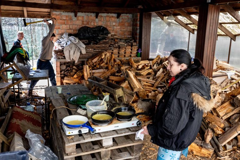 4 April 2022, distribution of meals at the Yuriy Drohobych Lviv Regional Academic Music and Drama Theatre.