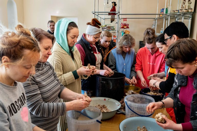 4 April 2022, distribution of meals at the Yuriy Drohobych Lviv Regional Academic Music and Drama Theatre.