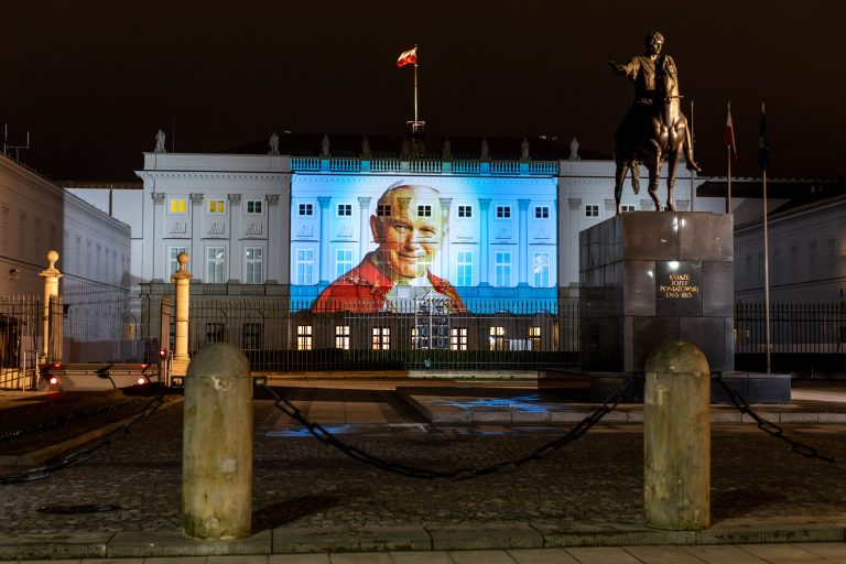 9 March 2023, Warsaw: an image of John Paul II was projected onto the façade of the Presidential Palace. This initiative was taken by President Andrzej Duda following the broadcast by TVN of a report on Bishop Karol Wojtyła’s involvement in covering up cases of paedophilia among priests.