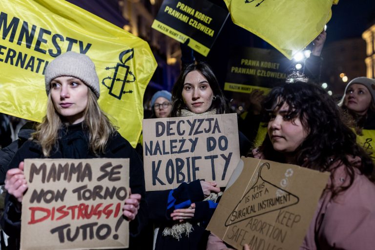 8 March 2024, Warsaw, Nowy Świat Street. A group of Amnesty International activists.  March to April 2024. Activists are holding banners reading, among other things: “The decision belongs to the woman” and “Women’s rights are human rights”.