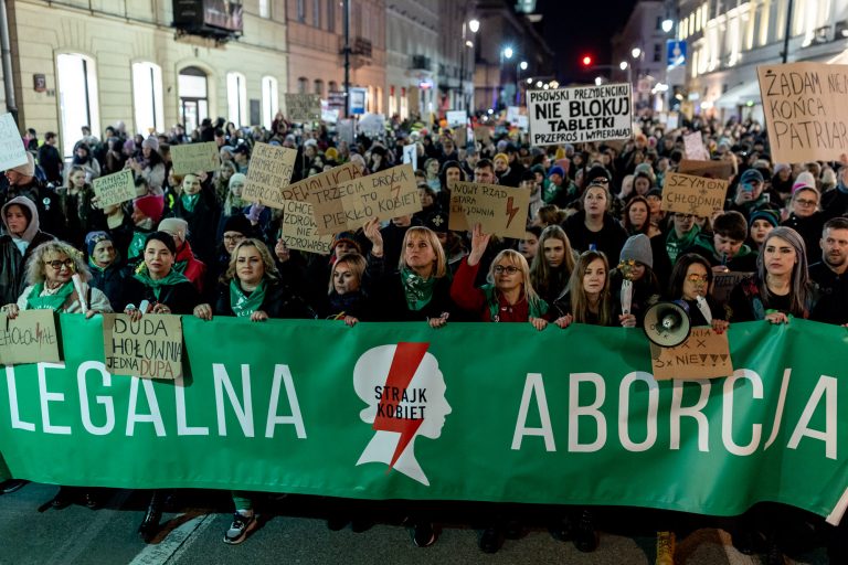 8 March 2024, Warsaw, Nowy Świat Street. A group of Amnesty International activists.  March to April 2024. Activists are holding banners reading, among other things: “The decision belongs to the woman” and “Women’s rights are human rights”.