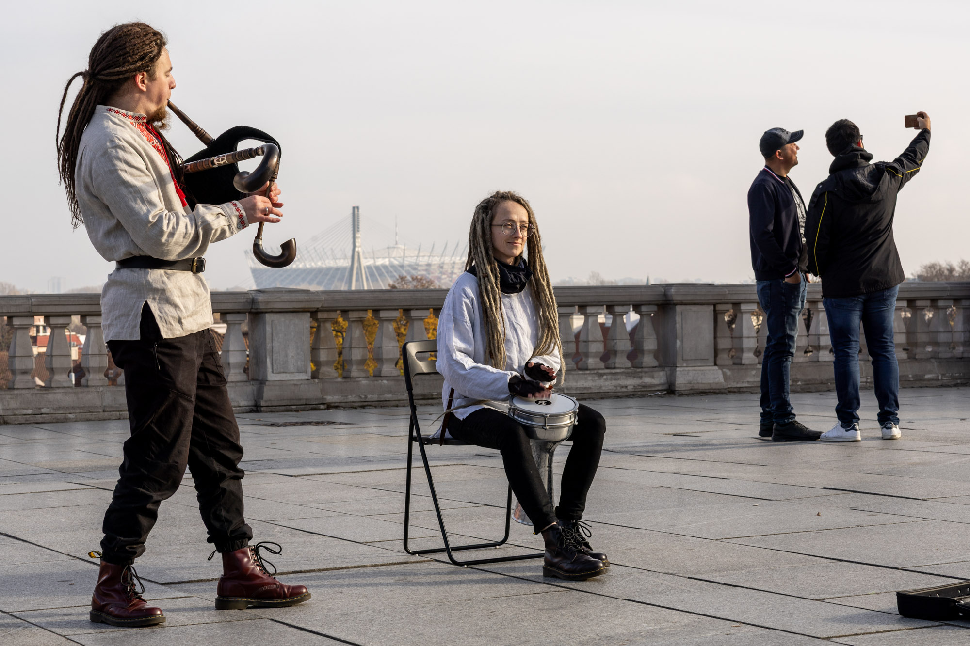 Piatro and Yulia Marchenka performing their music in Warsaw