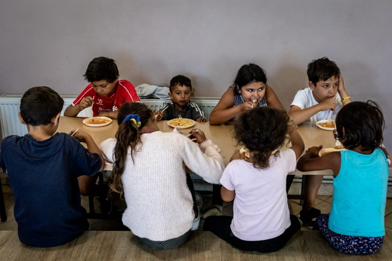 20 July 2023, Uzhhorod.
From Monday to Friday, in a small hall next to the house of prayer in Radvanka – a district of Uzhhorod – Pastor Korci Brugos runs a school for Roma children. After Bible-based reading and writing lessons, he serves the children a free meal.