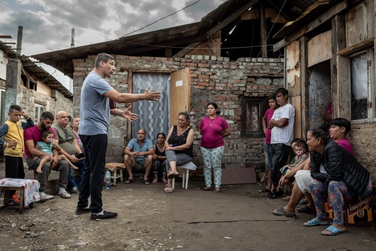 20 July 2023, Uzhhorod.
Pastor Sasha Badzho’s assistant talks about the Bible with residents of Radwanka, a Roma settlement