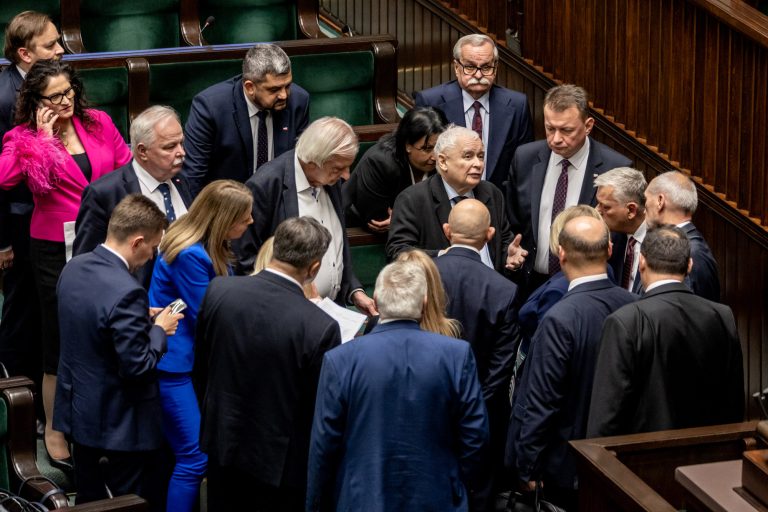 13 November 2023, Warsaw. The first sitting of the 10th term of the Parliament. On this day, MPs elected the Marshal of the Sejm and the Deputy Marshals, forming the new Presidium of the Sejm. Below: PiS (Law and Justice) MPs talking to Jarosław Kaczyński after the votes on the composition of the Sejm Presidium.