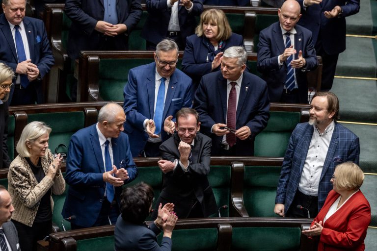 21 December 2023, Warsaw: continuation of the first sitting of the Sejm of the 10th term. First reading of the government’s draft budget bill for 2024 and, the selection of members of the Investigative Committee to examine the legality, correctness and appropriateness of actions, as well as the occurrence of abuses, negligence and omissions regarding the legalisation of the stay of foreign nationals on the territory of the Republic of Poland in the period from 12 November 2019 to 20 November 2023. Mariusz Kamiński and Maciej Wąsik of PiS, who had been convicted by the Regional Court, appeared in the plenary chamber.
