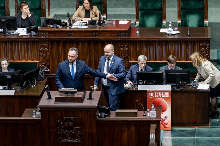 11 April 2024, Warsaw. 9th sitting of the 10th term of the Sejm. Debate on four draft bills concerning abortion law, tabled by the Left, the Civic Coalition and the Third Way. Below: Witold Tumanowicz of the Confederation and Dariusz Matecki of Law and Justice holding an anti-abortion poster.