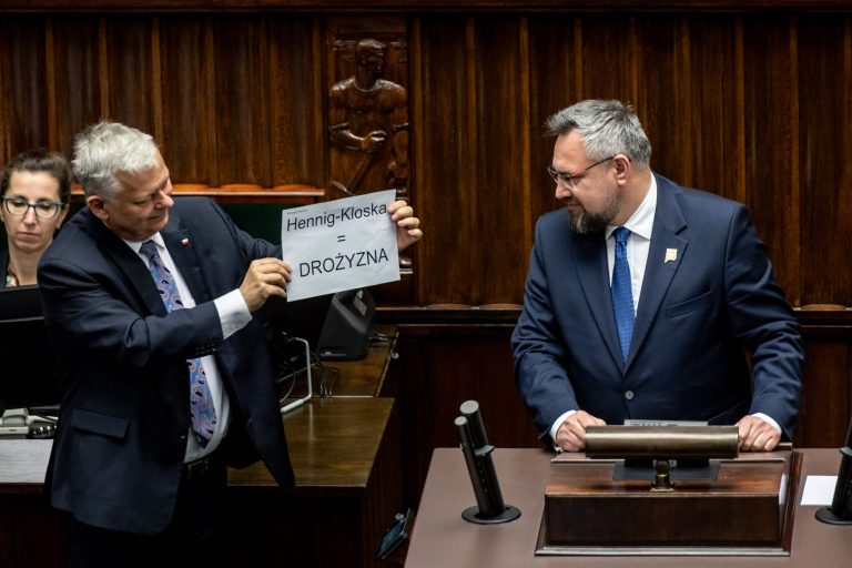 9 May 2024, Warsaw. 11th sitting of the 10th term of the Parliament. Debate on the motion of no confidence in Paulina Hennig-Kloska, Minister for Climate and the Environment. Below: Marek Suski of PiS holds up a sign reading “Hennig-Kloska = high prices” whilst Mirosław Suchoń of Polska 2050 is speaking at the podium.